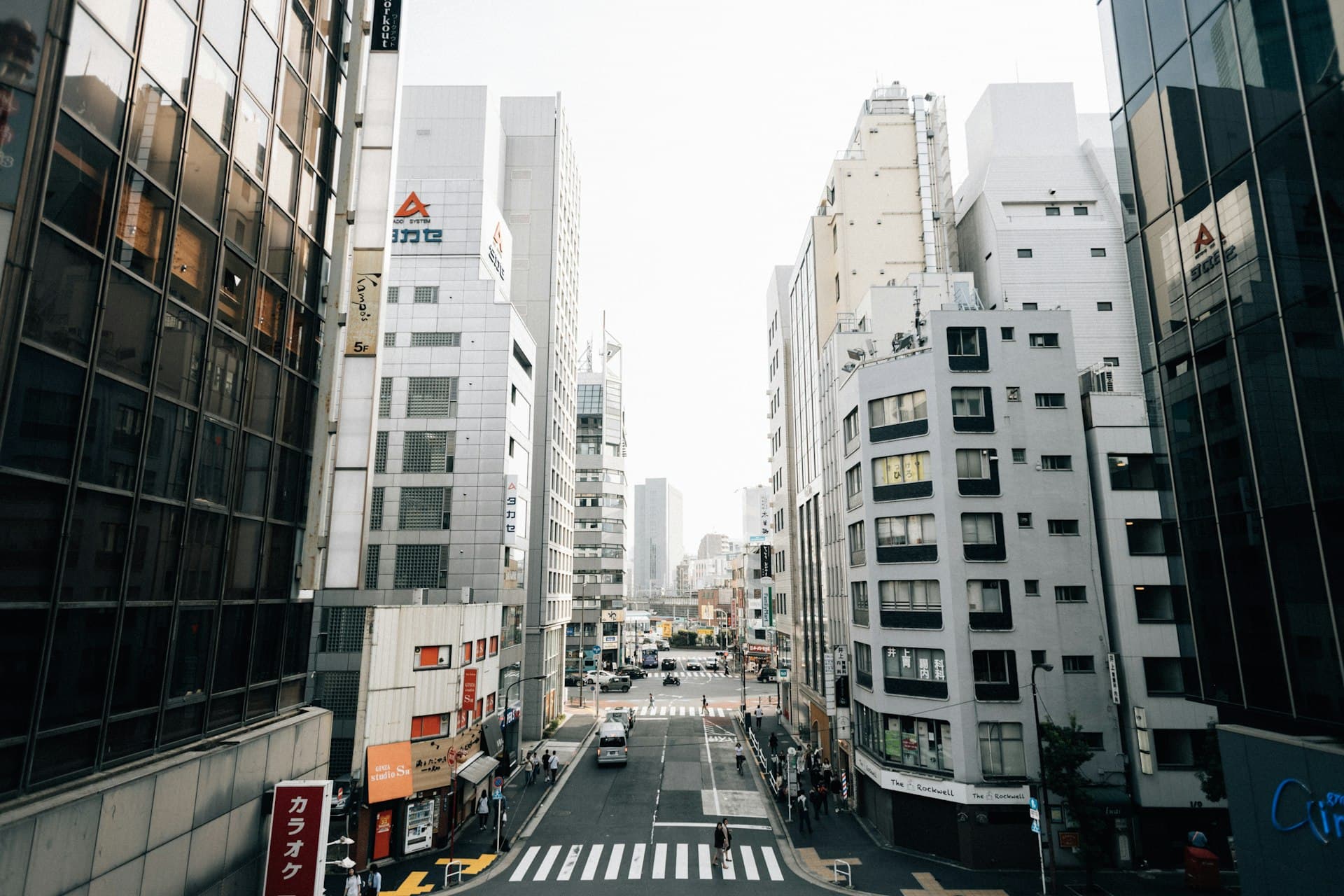 Contemporary Japanese city streetscape near Toyo Onkei's Osaka studio